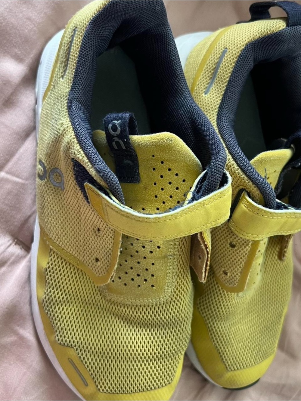 Kids boys yellow ON CLOUDS strap sneakers size 3